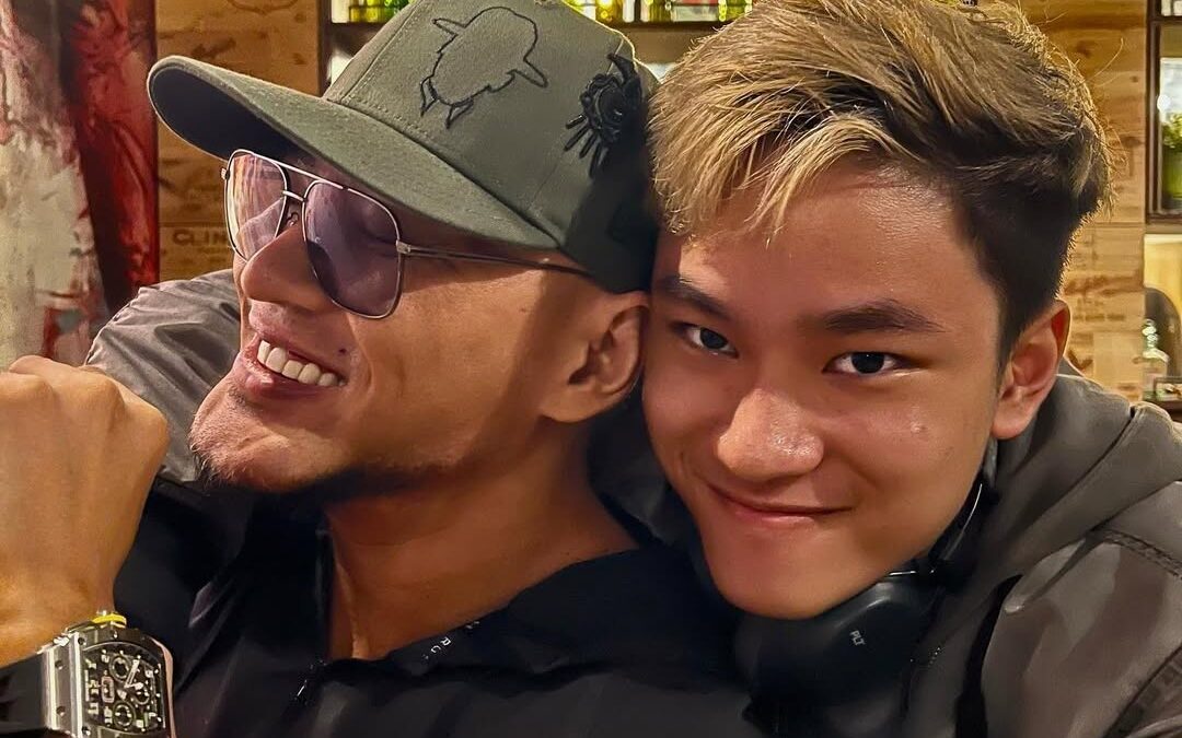 Sudah Mualaf, Deddy Corbuzier Tetap Temani Azka Rayakan Natal