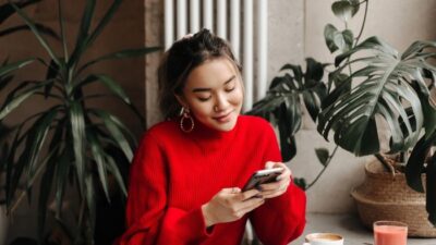 6 Cara Mengatur Layar Gadget agar Mata Tidak Lelah Menurut Dokter Mata
